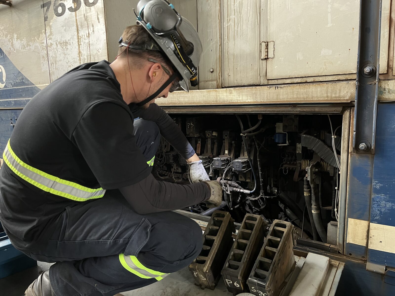 Instalação de equipamento embarcado em locomotiva