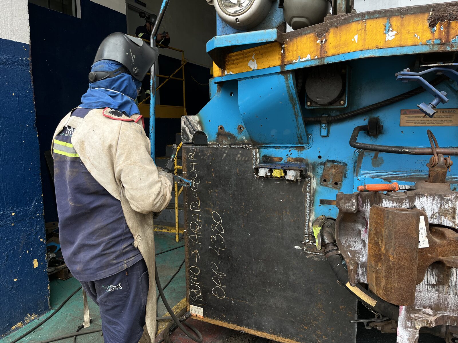 Profissional Start tec em operação industrial